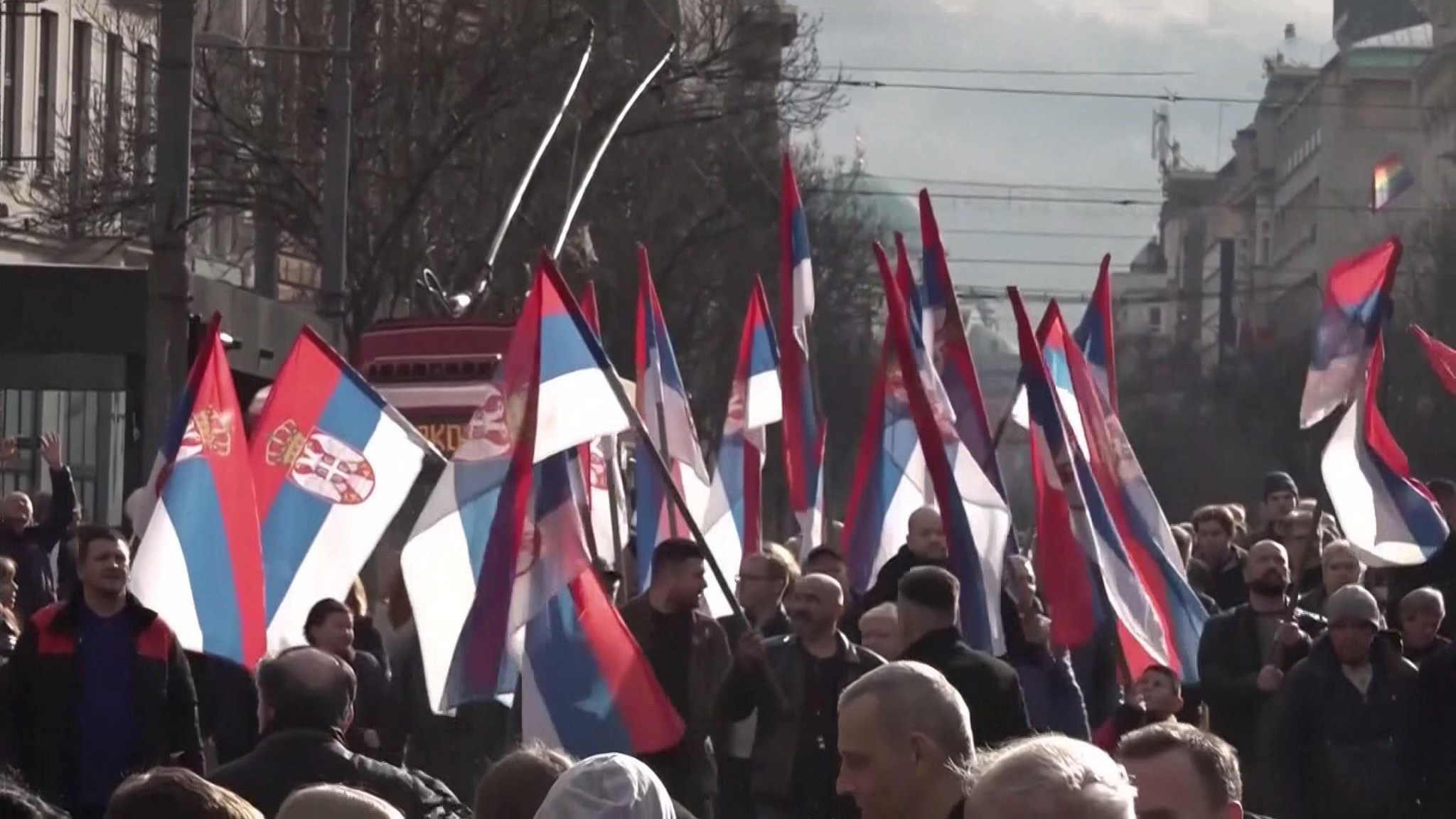 Белые флаги евромайдана не мешают повторному голосованию в Сербии