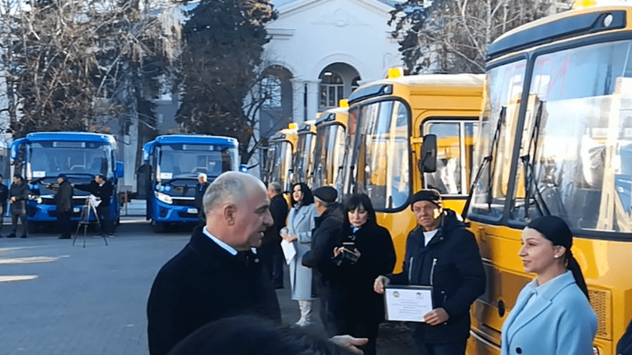 Глава Карачаево-Черкесии вручил ключи от автобусов и карет скорой помощи