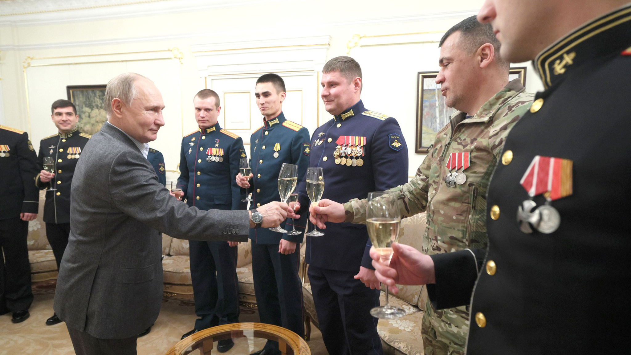 В первый день года Путин провел сразу две встречи с военнослужащими