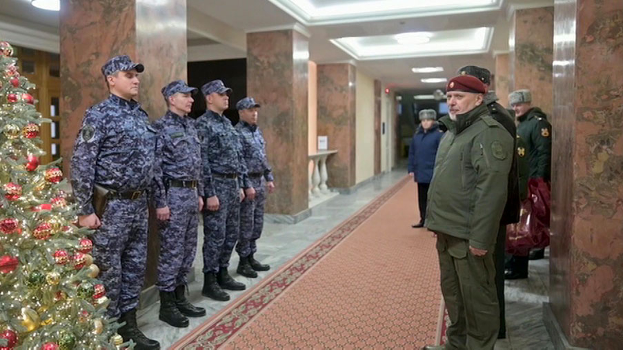 Сотрудники правоохранительных органов показали, как им работалось в новогоднюю ночь
