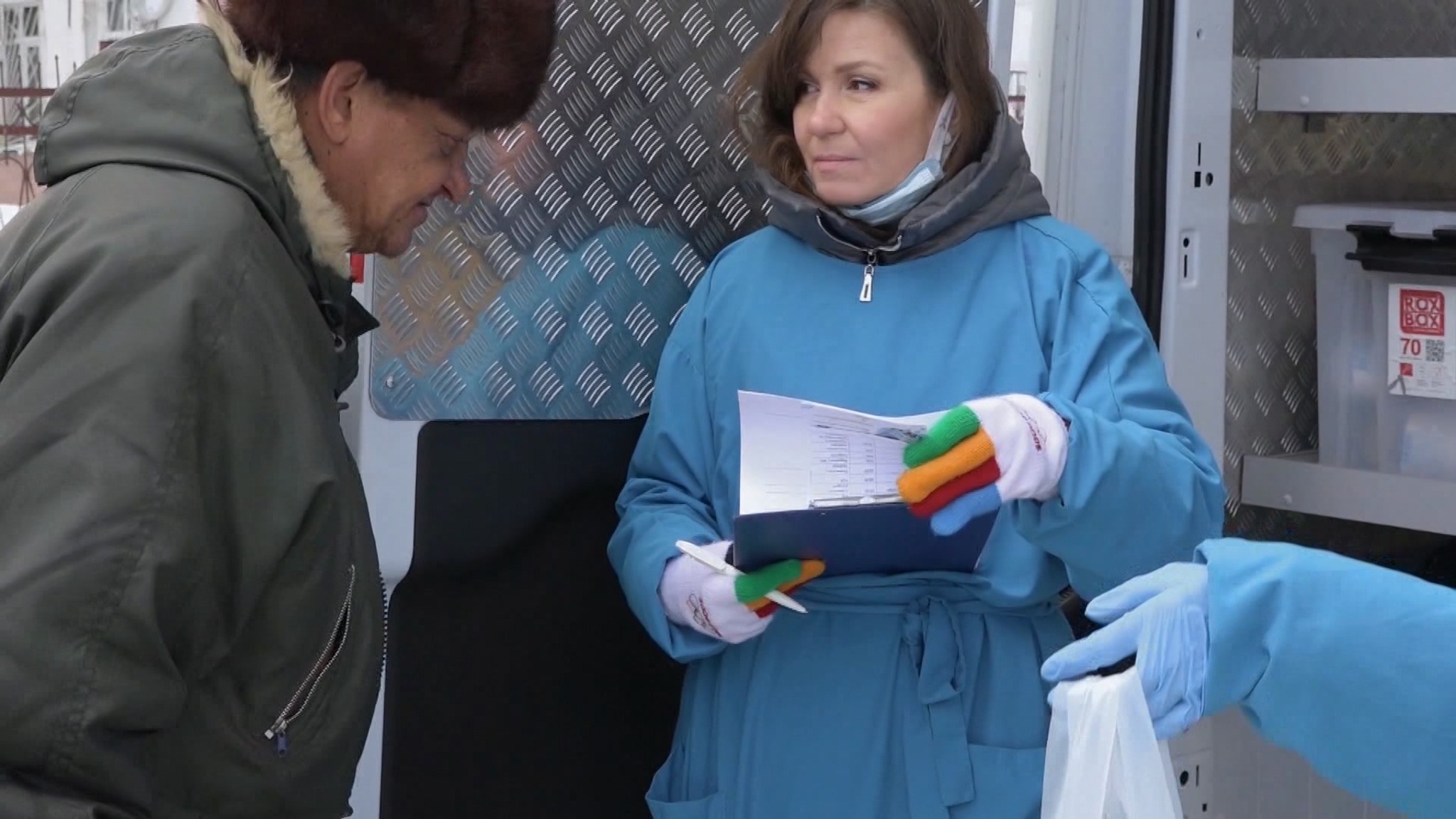 Гуманитарную помощь и новогодние подарки раздают бездомным в Челябинске