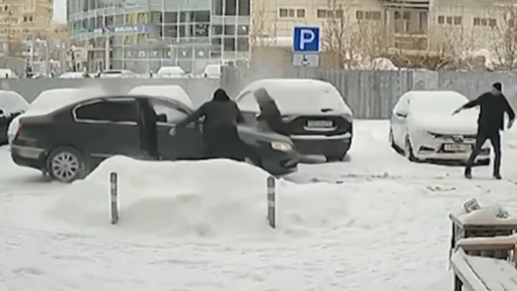 В Тюмени оперативники разыскивают шестерых налетчиков