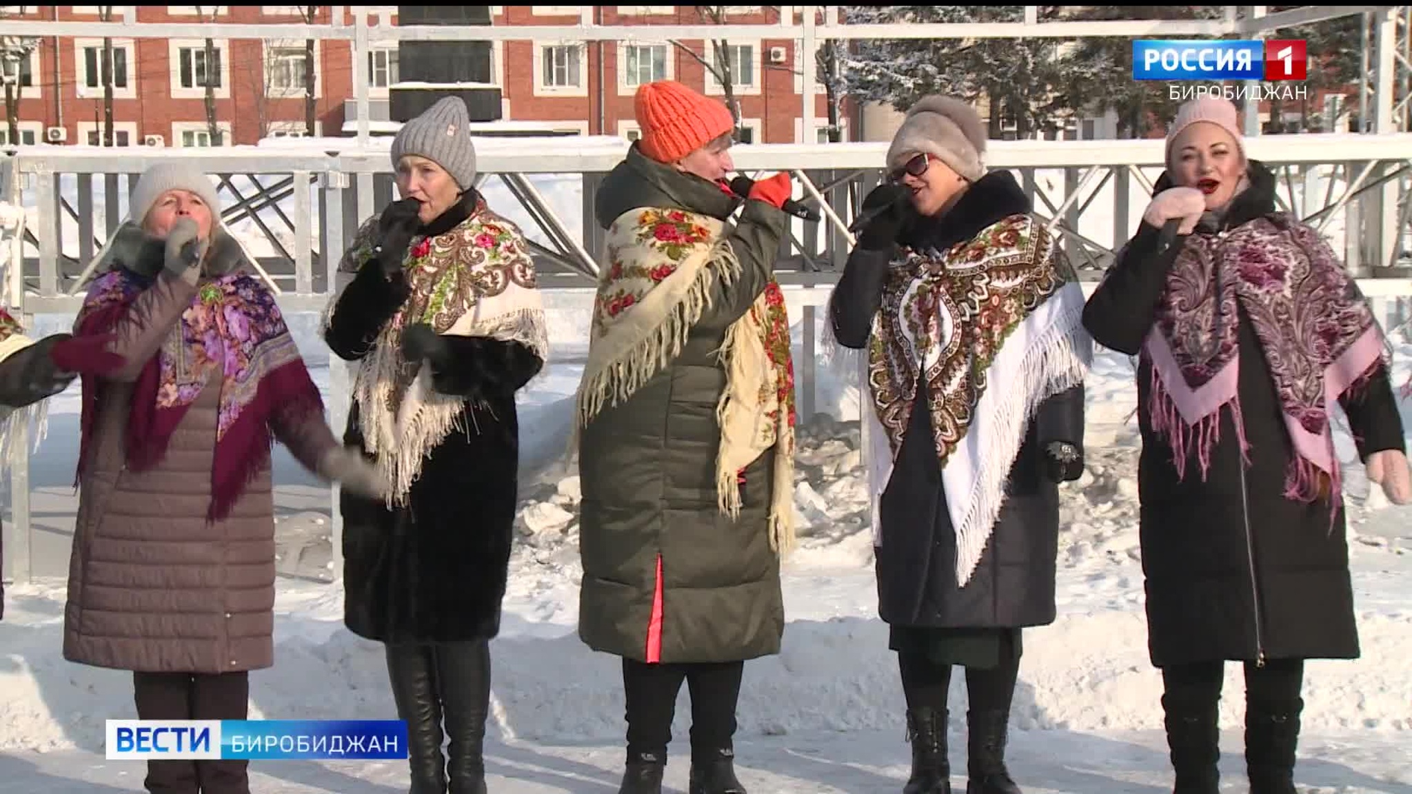 Артисты продолжают дарить праздничное настроение жителям и гостям Биробиджана