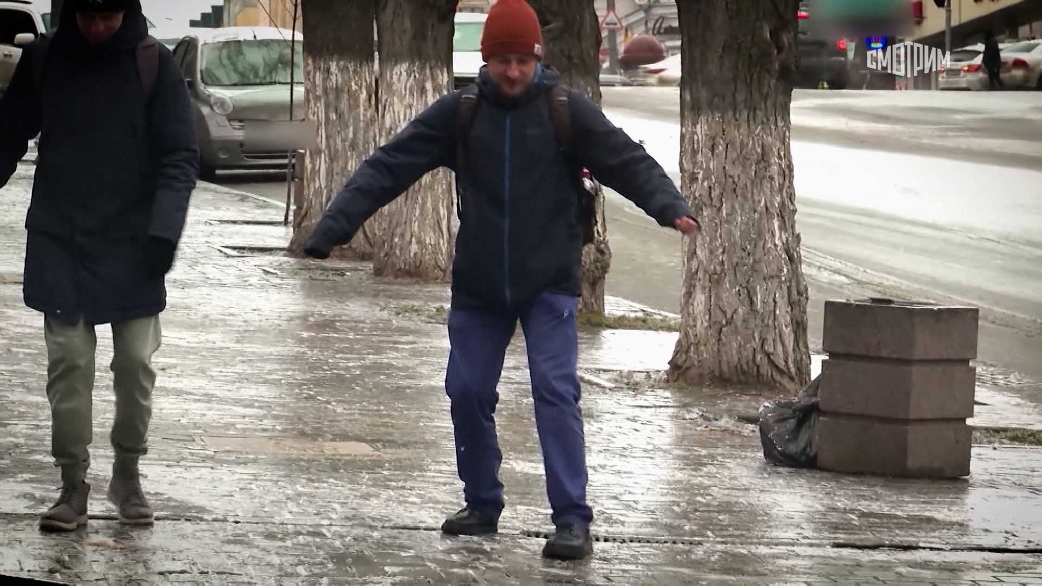Доктор Агапкин научил падать на обледенелой дороге без травм