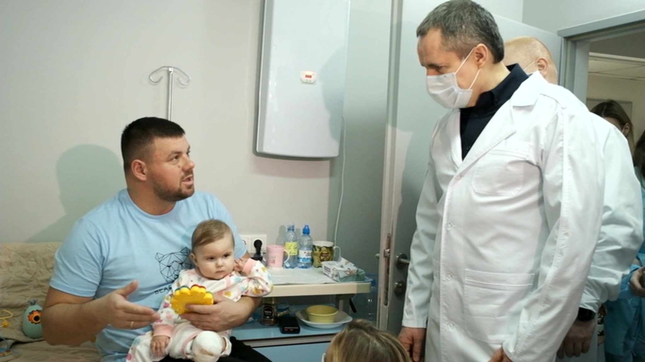 Вячеслав Гладков навестил пострадавших при обстреле ВСУ жителей Белгорода