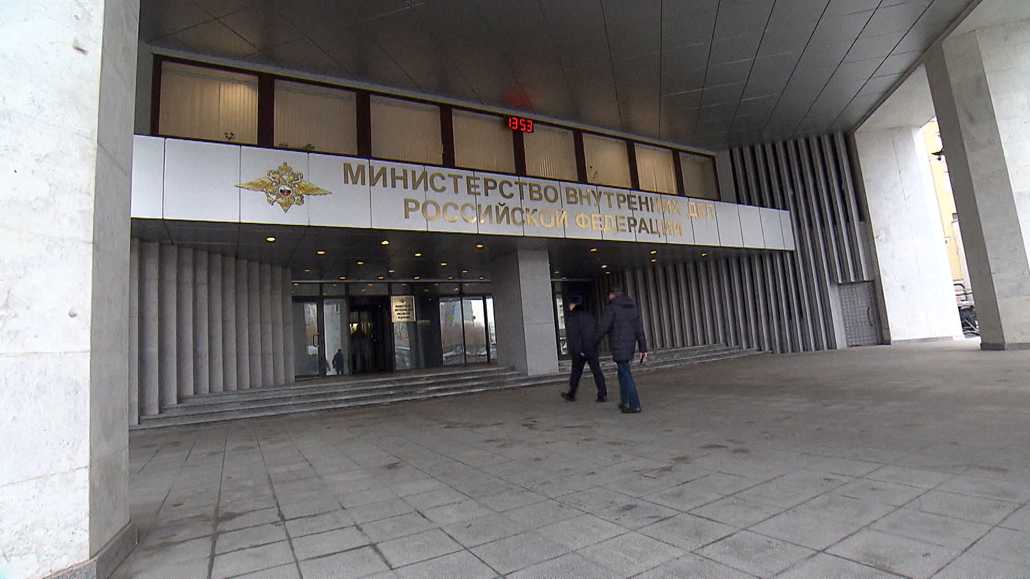 Владимир Колокольцев наградил журналистов, освещающих работу МВД