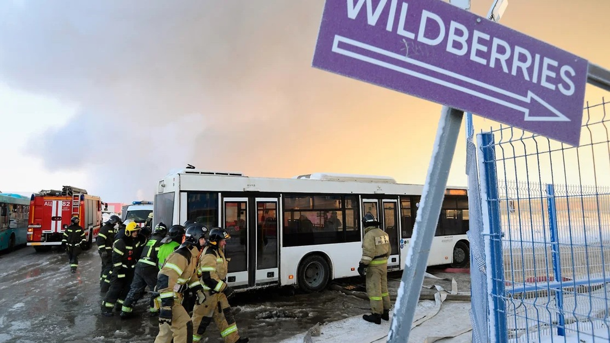 В Петербурге, в районе Шушары, произошло крупное возгорание на складе Wildberries