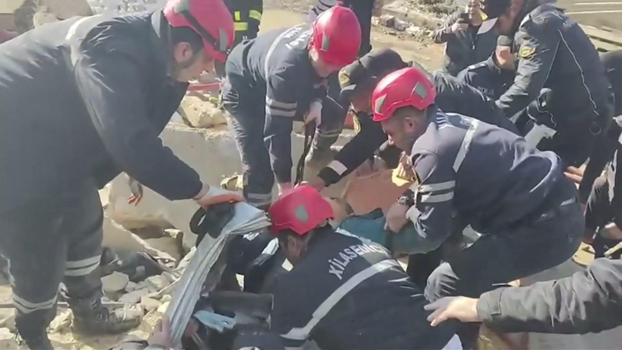 В результате мощного взрыва в Баку есть погибшие и раненые