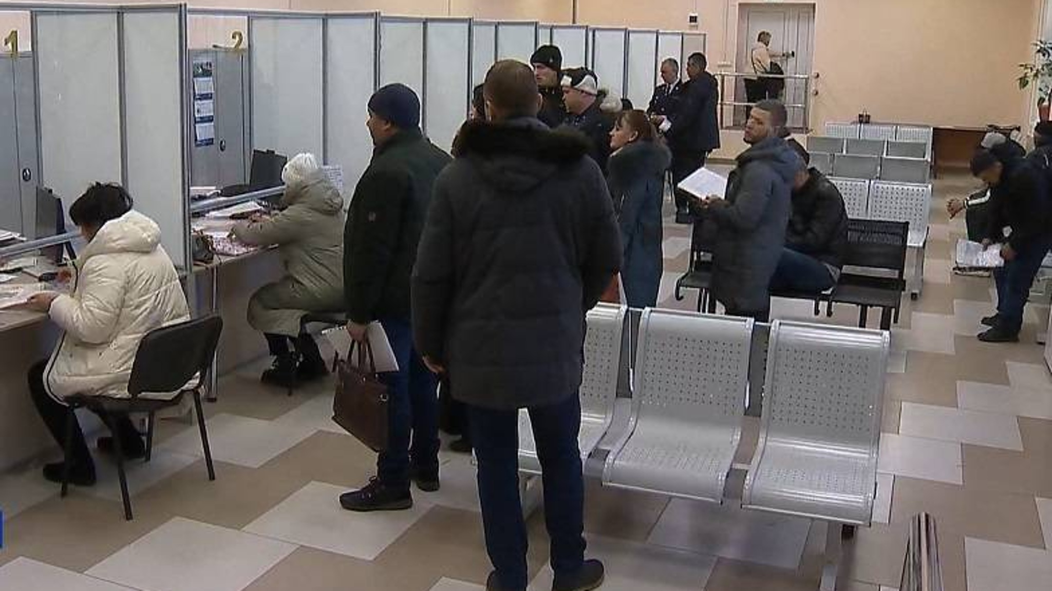 Заветный штамп: приморцы "штурмуют" подразделения по вопросам миграции