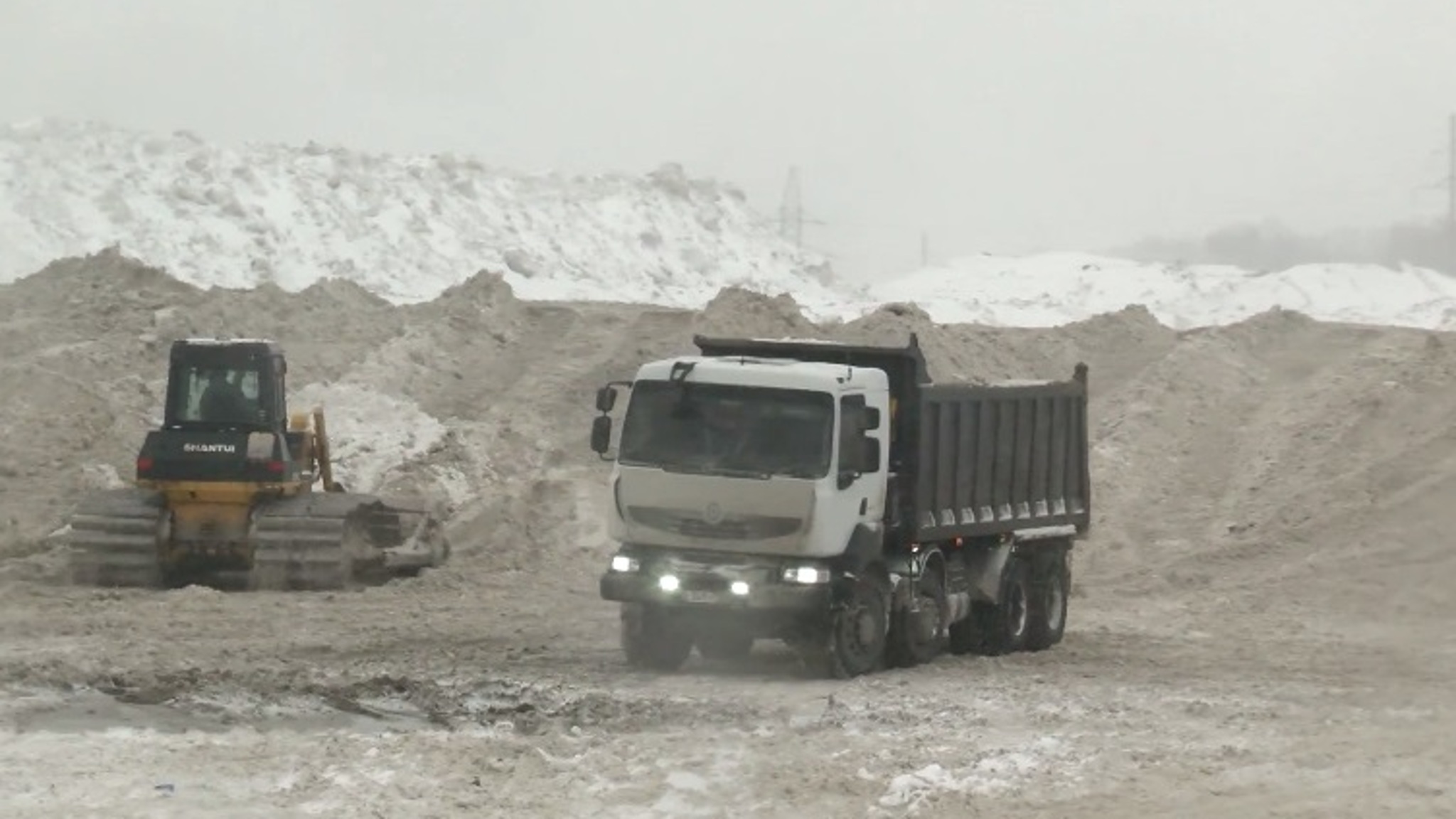 Тюменцы массово жалуются на некачественную уборку дворов от снега