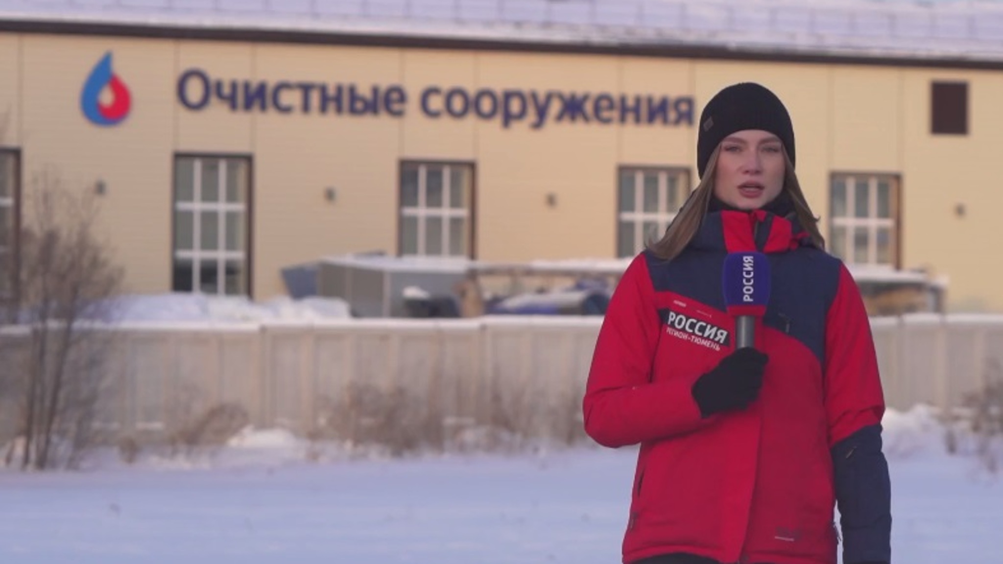 Поиски упавшего в камеру очистных сооружений рабочего продолжаются в Тюмени