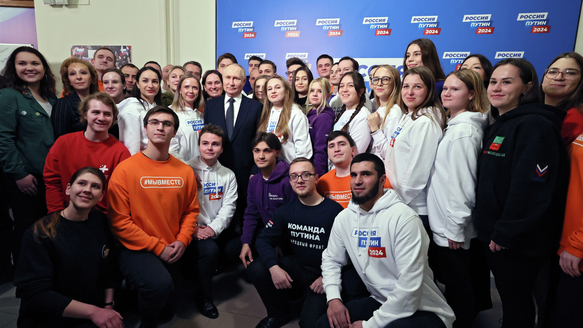 Путин расписался на толстовке со своей цитатой