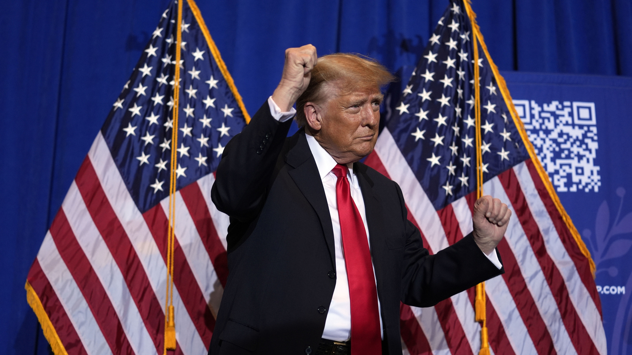Десантис отказался от борьбы в пользу Трампа