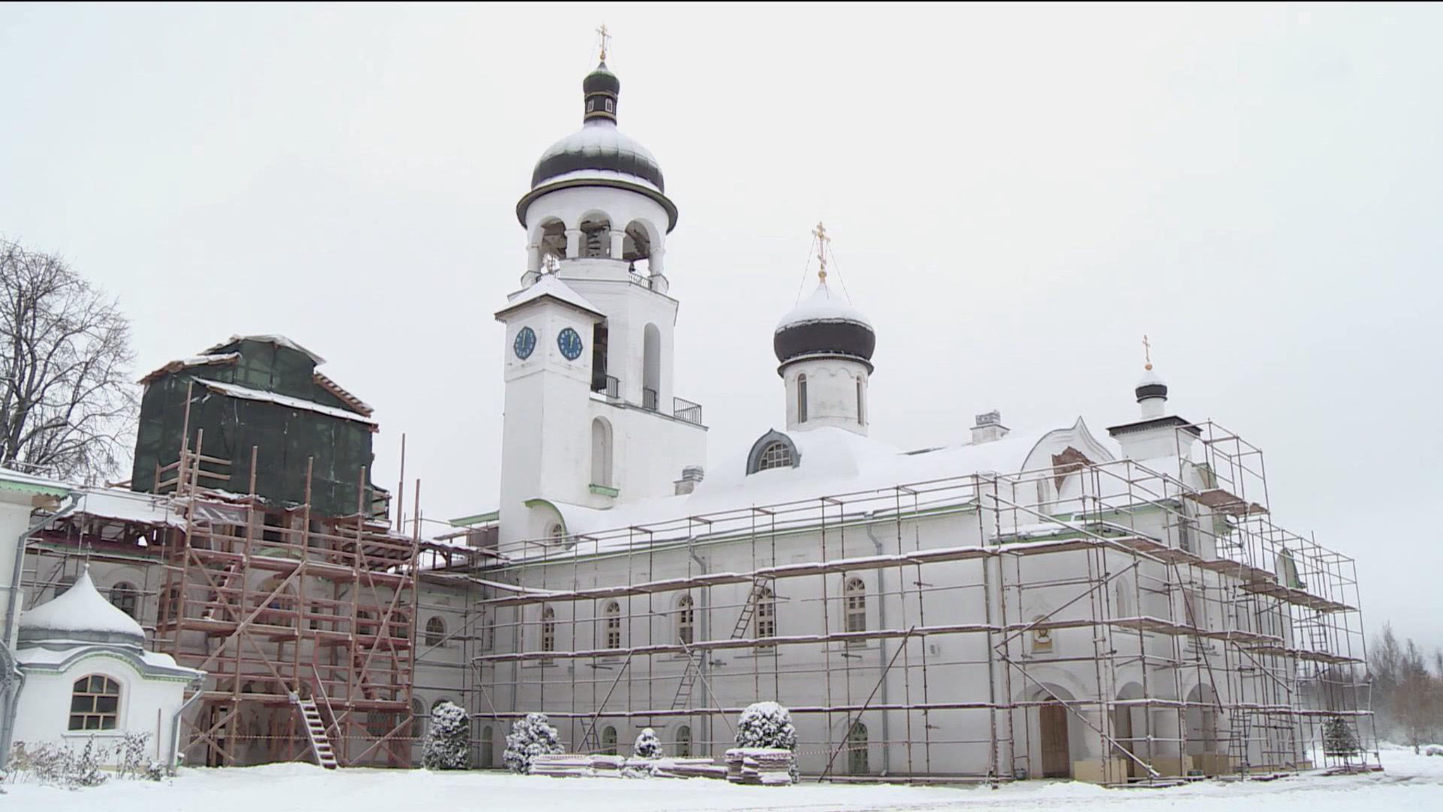 В Иоанно-Богословском Крыпецком монастыре завершается реставрация крыши и куполов