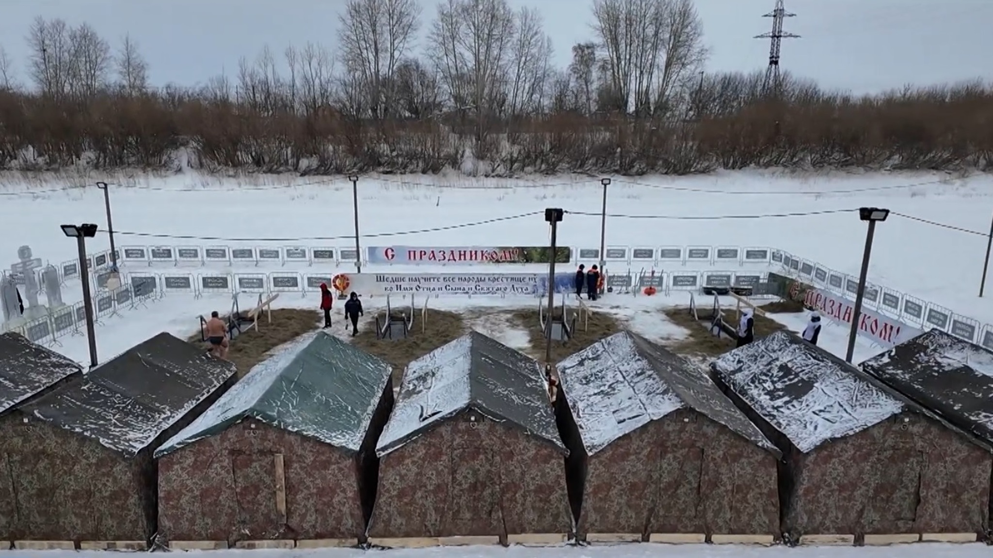 Порядка 700 тюменцев окунулись в прорубь 18 января