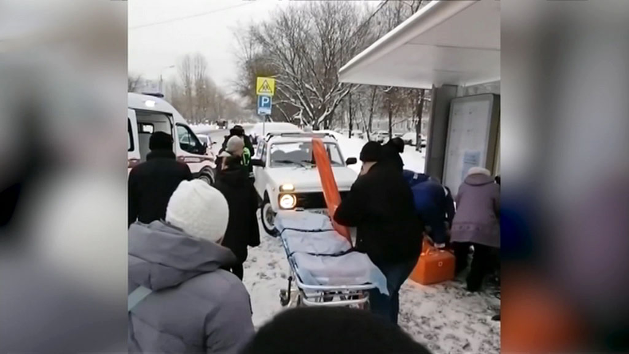 В Москве автомобиль влетел в остановку с людьми