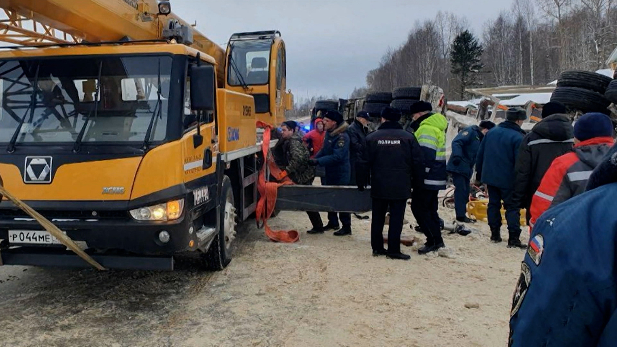 На трассе в Коми авто попало под лесовоз