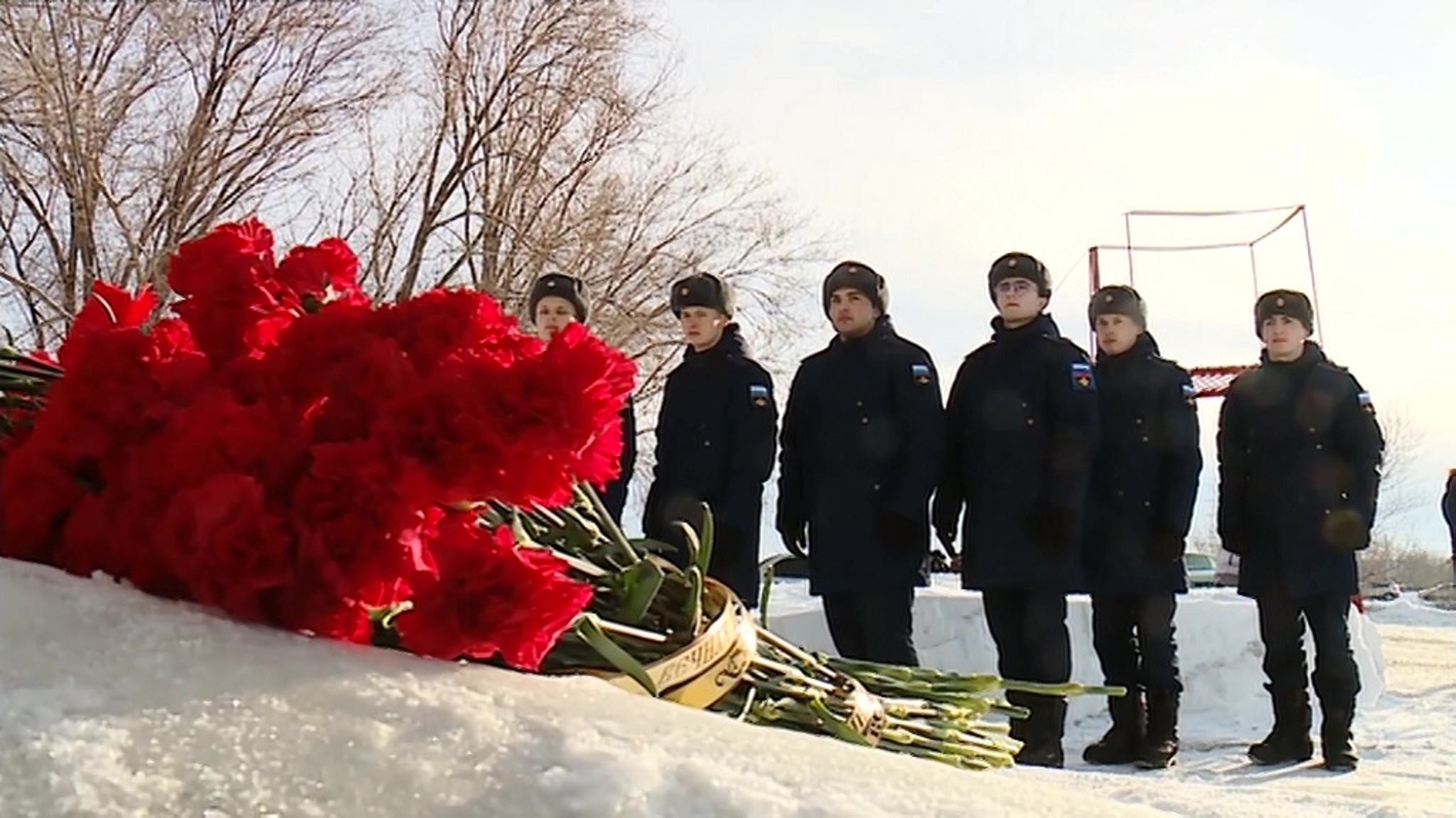 В Оренбурге несут цветы к мемориалу в память о погибшем экипаже Ил-76