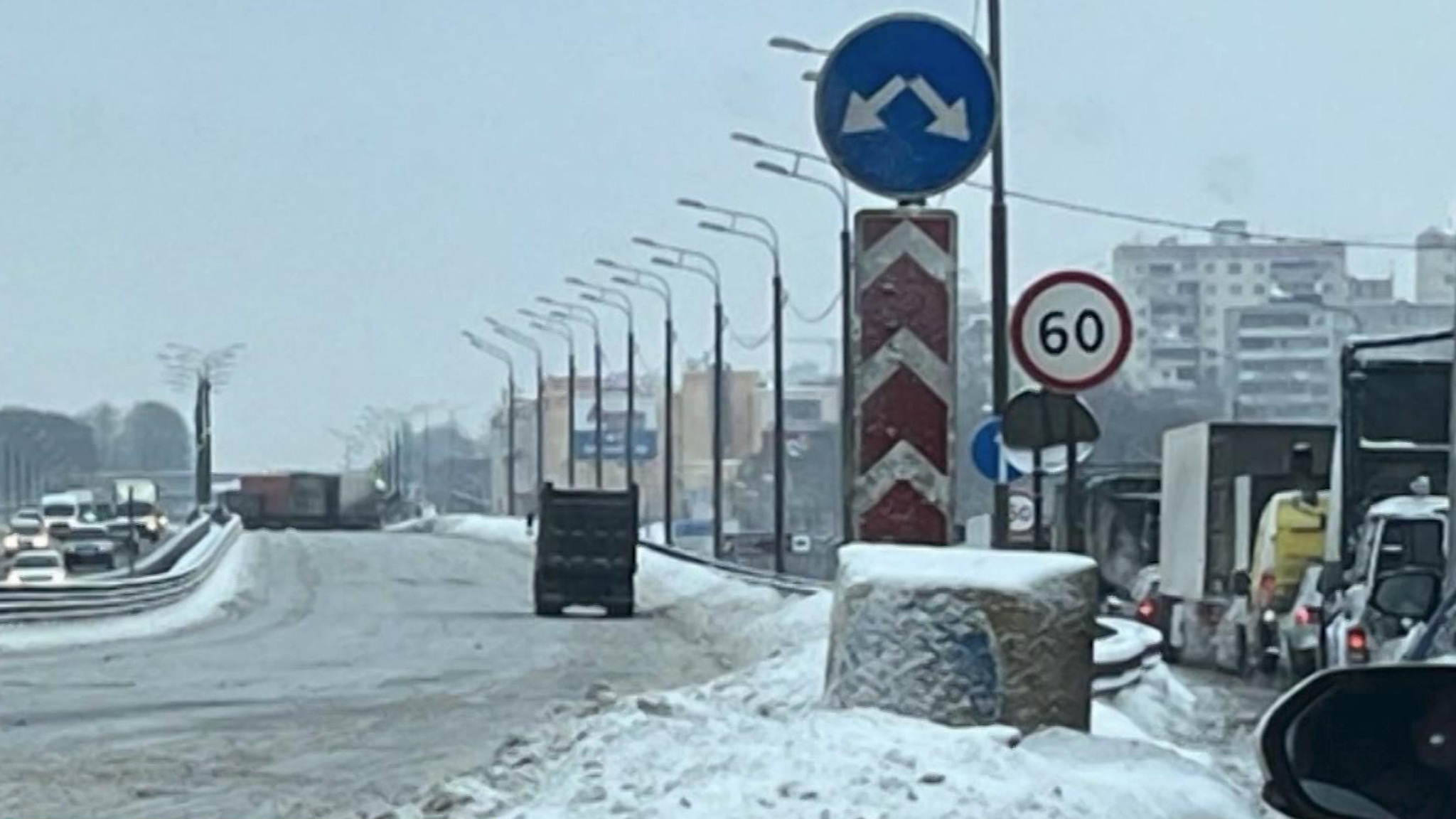 В Балашихе столкнулись три грузовых автомобиля