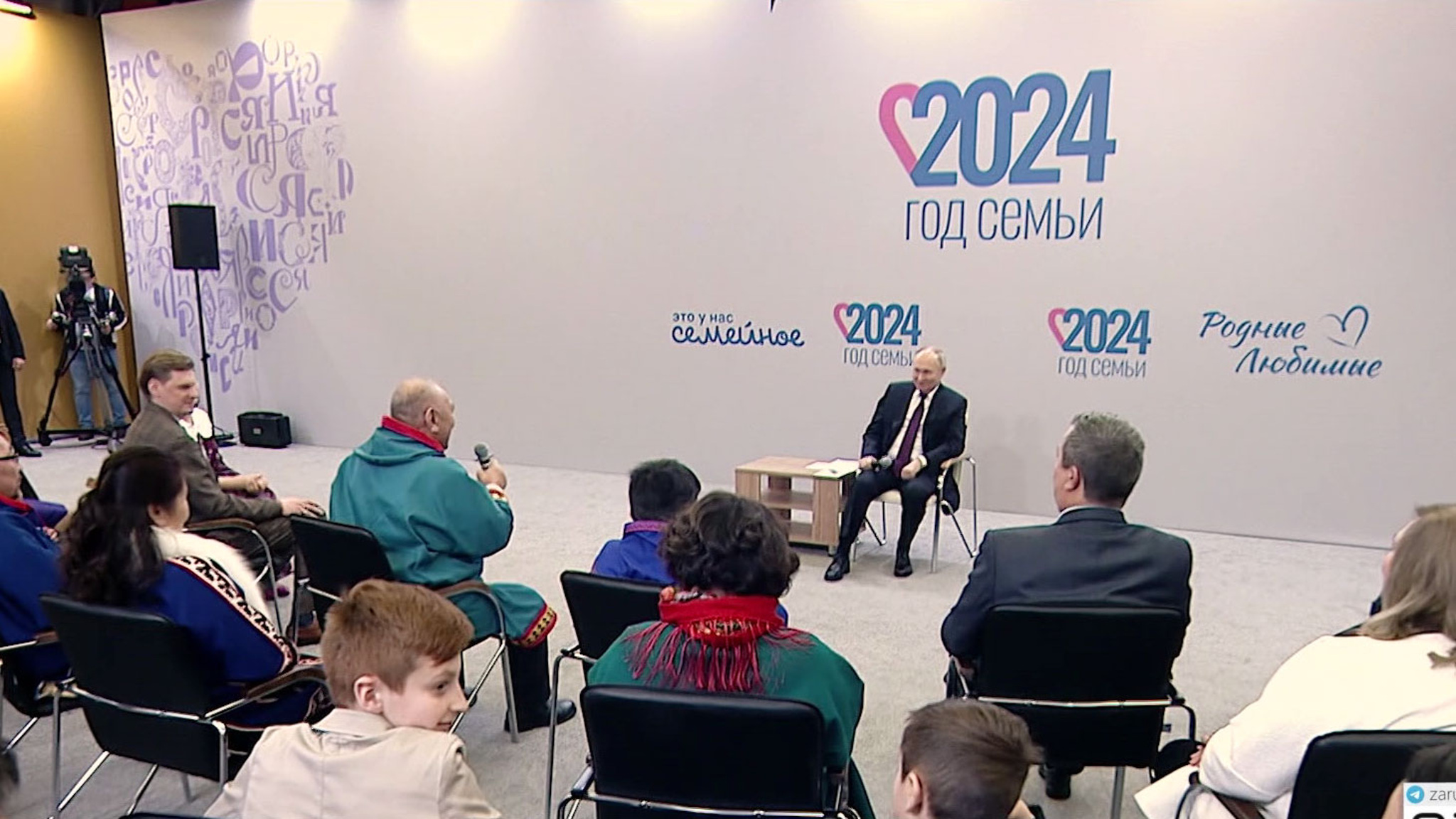 Кадры диалога президента с многодетными семьями