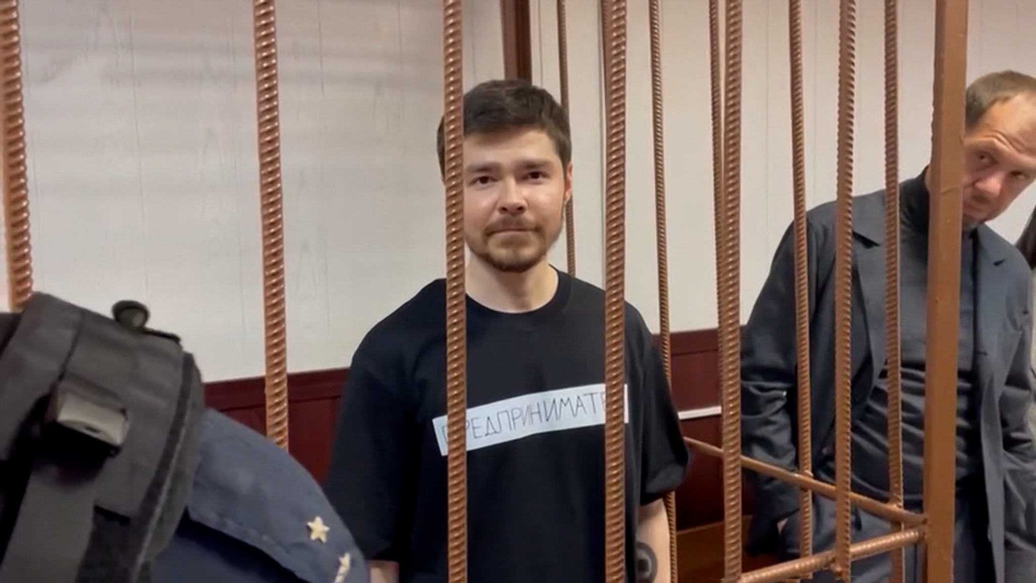 Блогер Аяз Шабутдинов остался под арестом