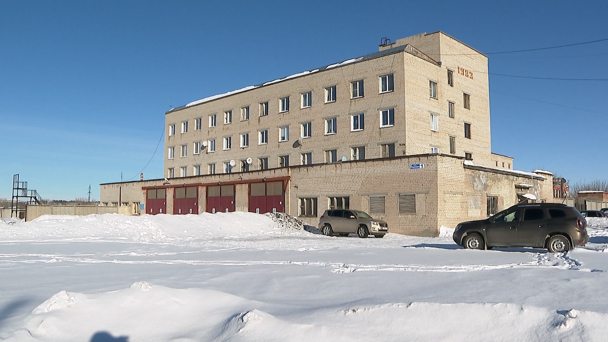 Вместо будильника – сирена: в Каслях несколько семей живут в пожарной части