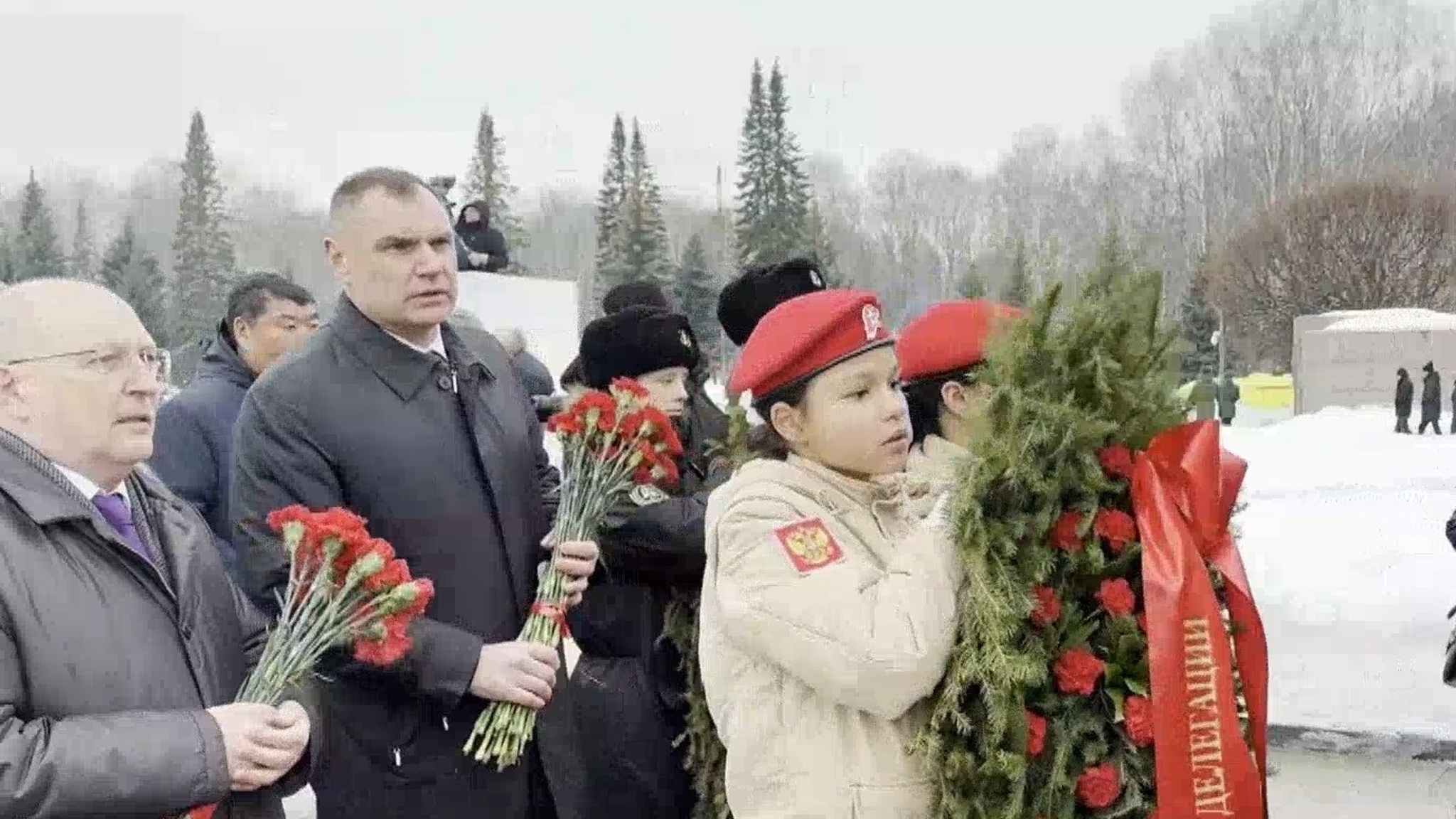 Глава Марий Эл почтил память жертв блокады Ленинграда на Пискаревском кладбище