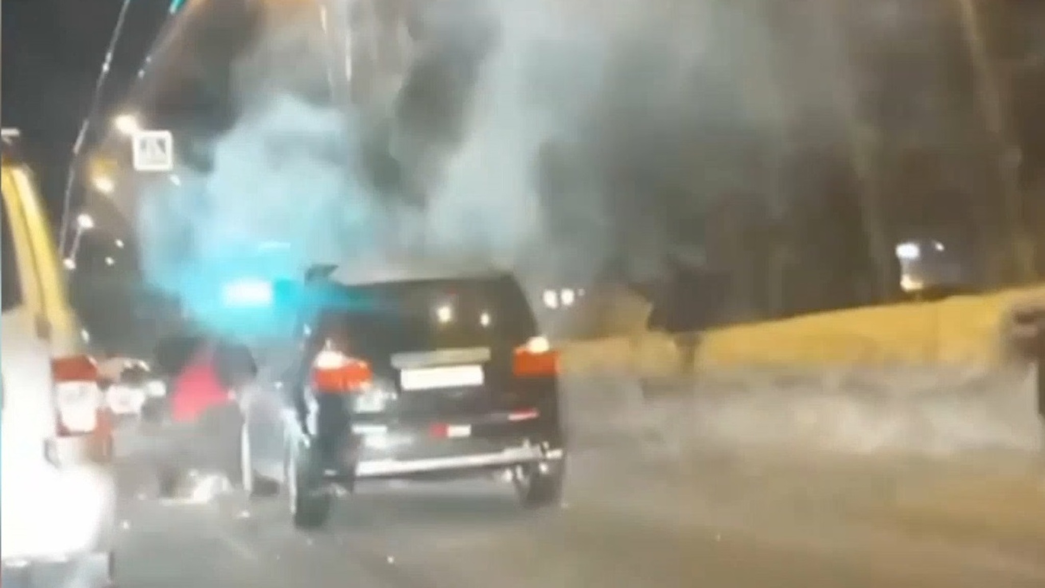 Горящий автомобиль в Йошкар-Оле очевидцы тушили снегом