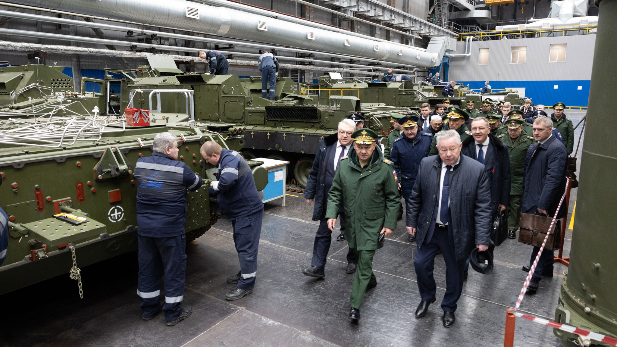 Шойгу лично проверил, как выполняется госзаказ на предприятиях Екатеринбурга