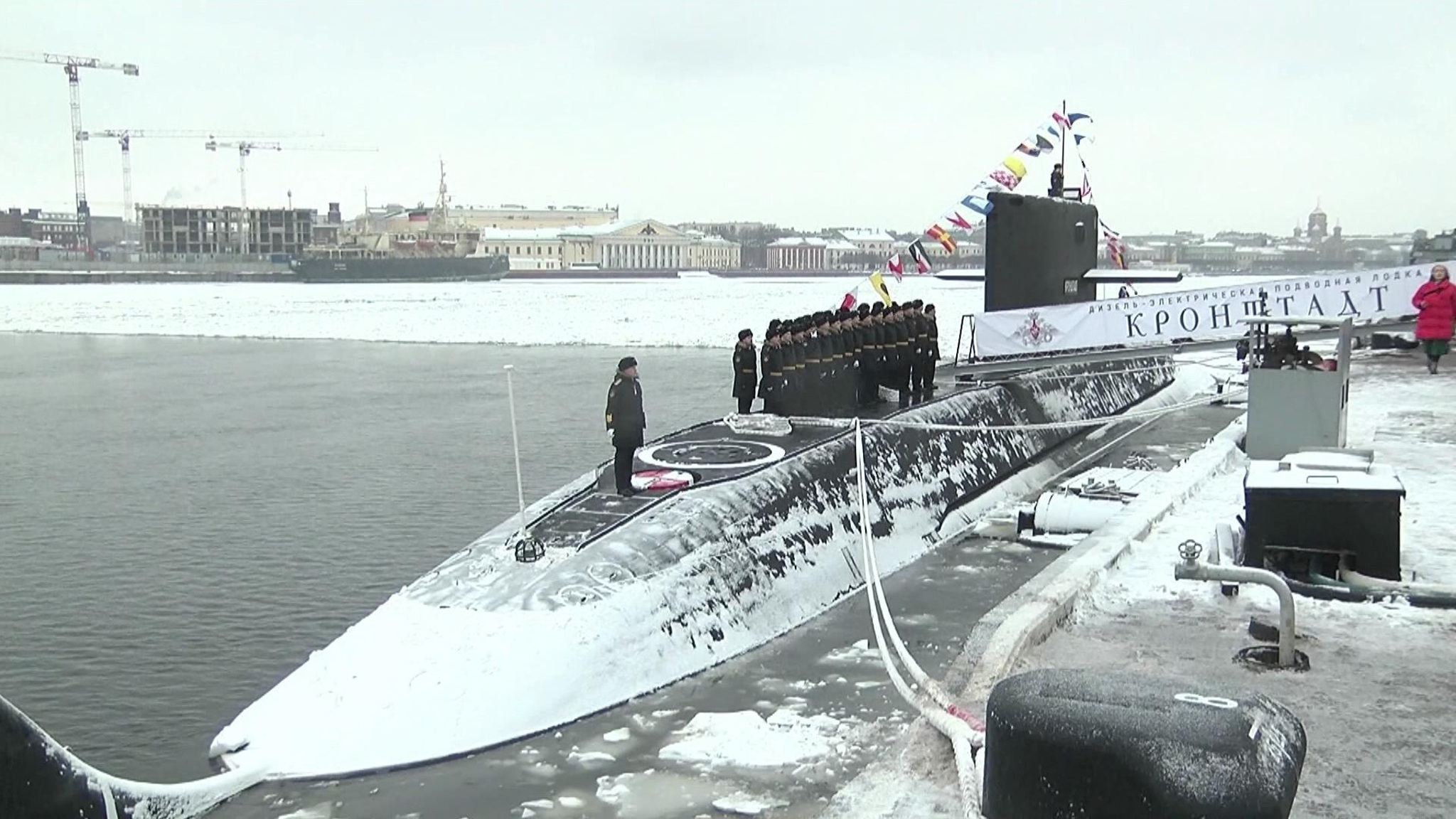 На подлодке "Кронштадт" подняли Андреевский флаг