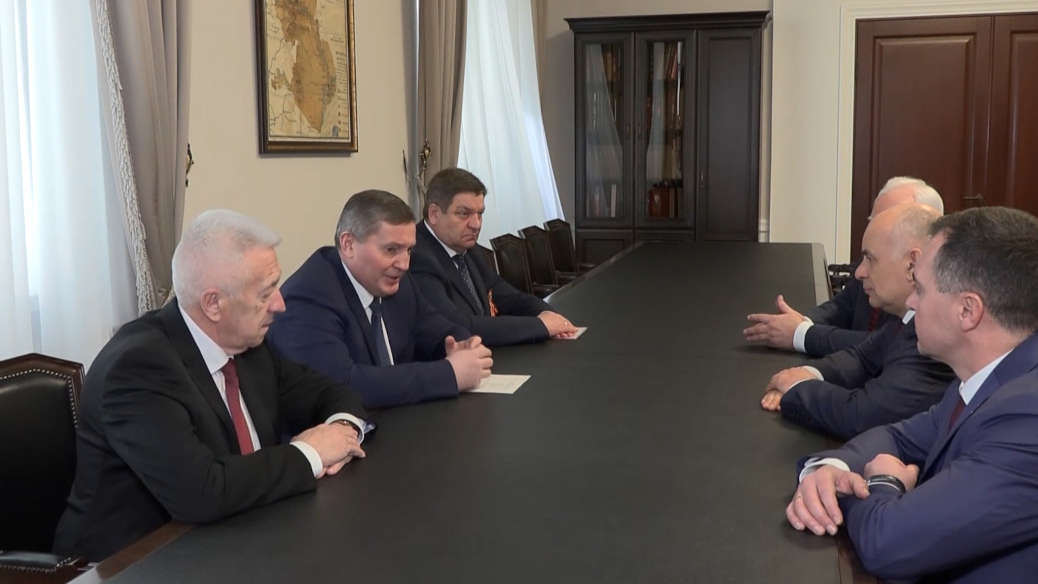 Волгоградский губернатор Андрей Бочаров провел встречу с делегацией Курской области