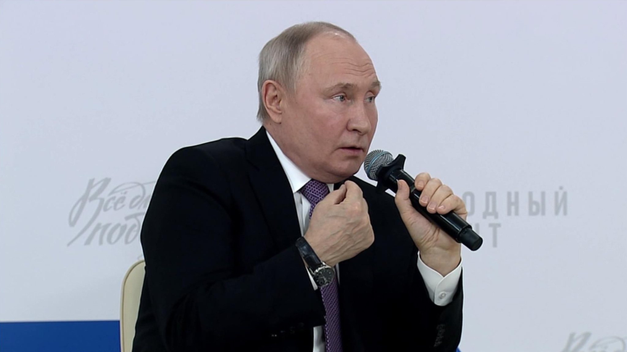 Путин встретился с участниками форума "Все для победы"