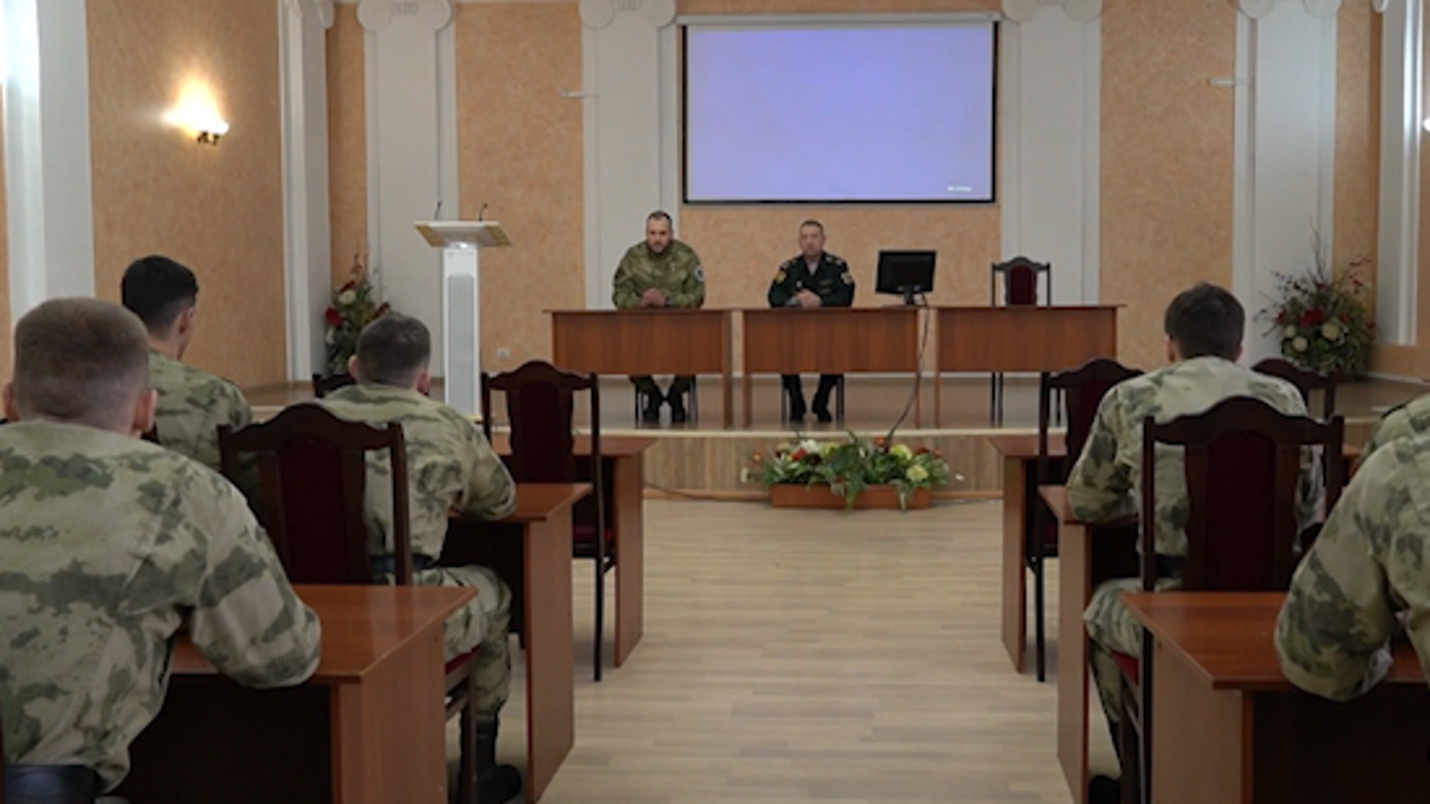 В Саратовском военном институте Росгвардии курсанты пятого курса встретились с Героем РФ Никитой Палазником
