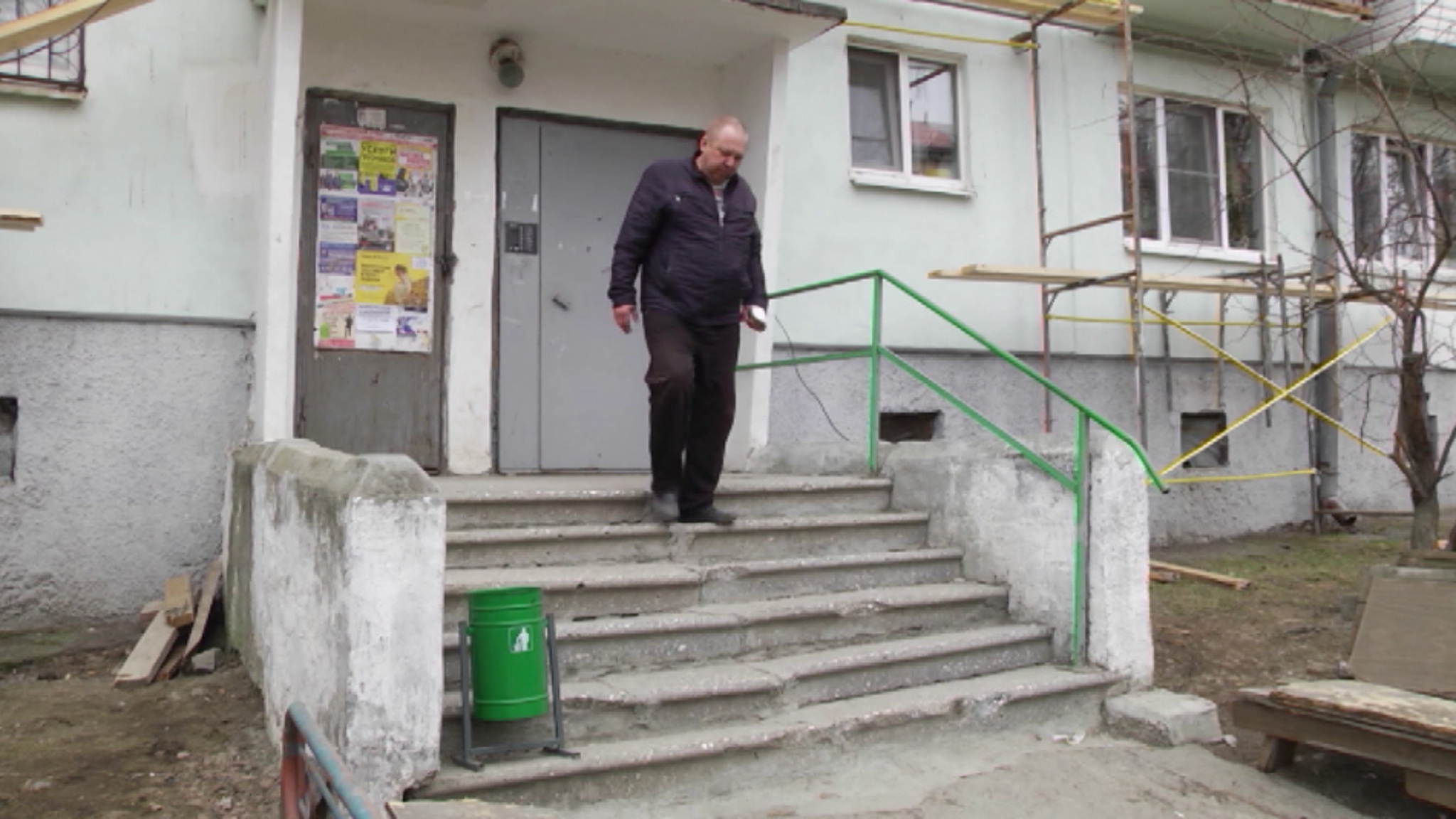 В Первоуральске УК выплатит компенсацию мужчине после падения на скользком крыльце