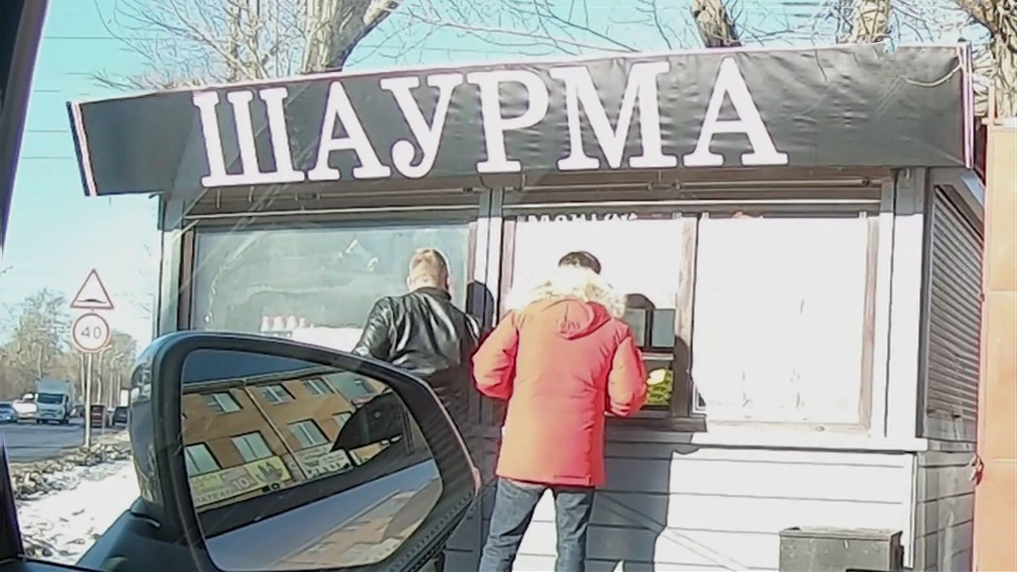 Нечистые руки и больной повар: версии отравления шаурмой в Иркутске