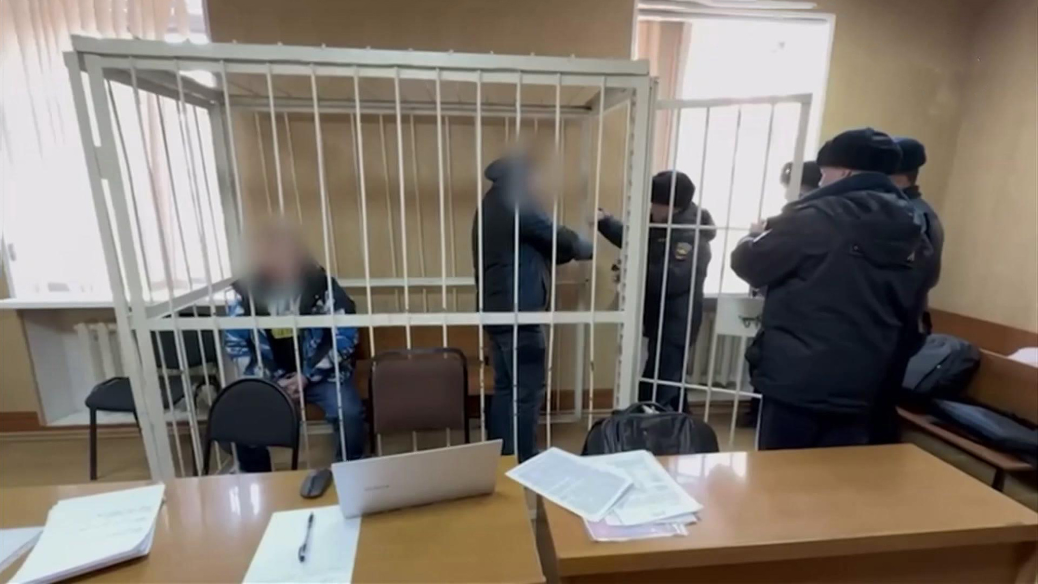Во Владивостоке полицейские освободили закладчиков за взятку