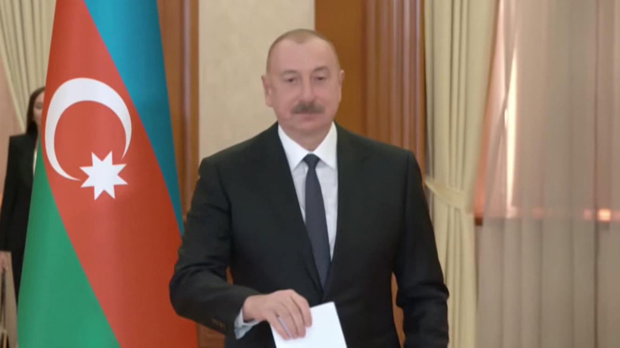 Алиев проголосовал на избирательном участке в Карабахе