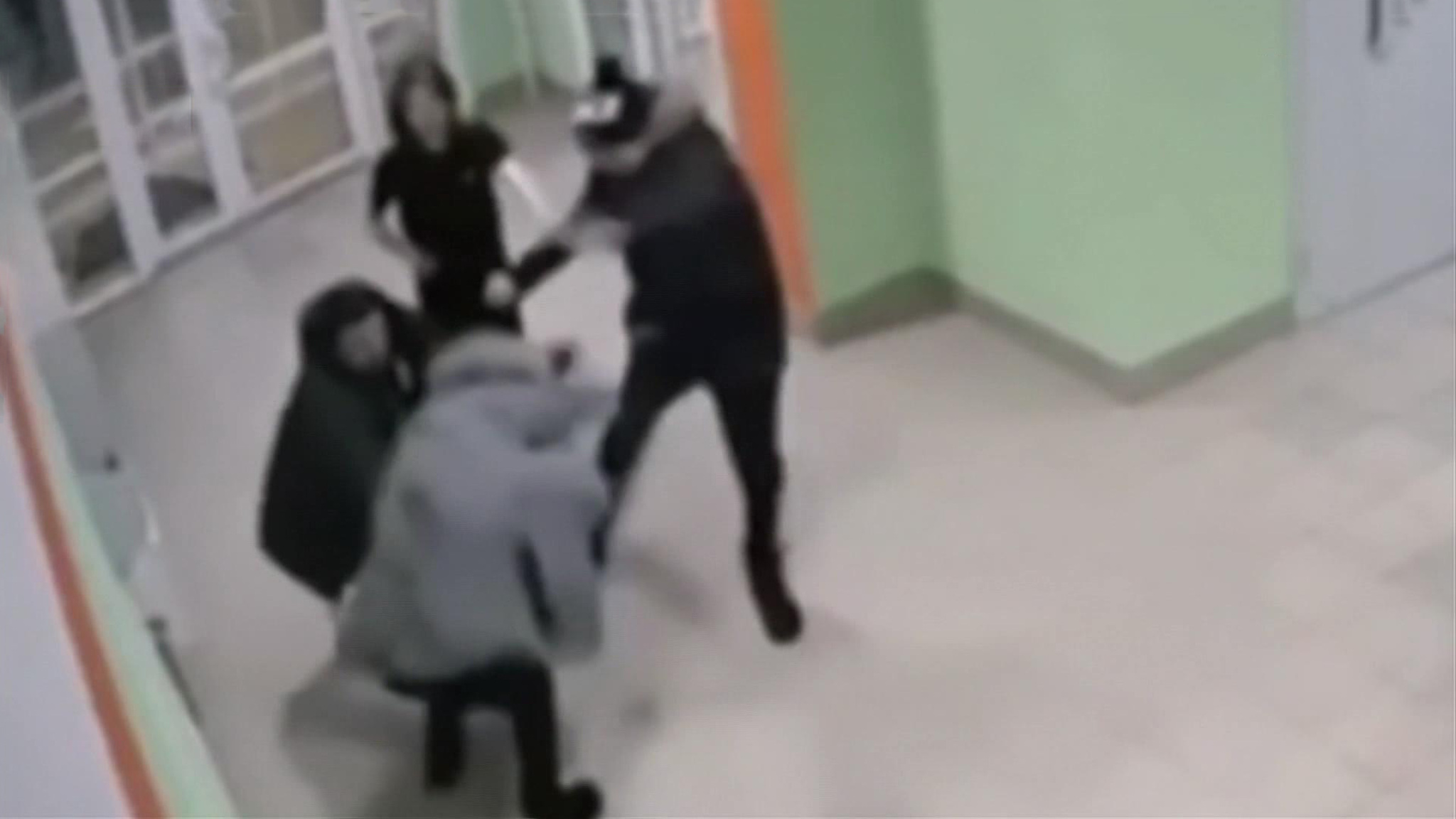 В Тюмени из-за головного убора избили несовершеннолетних