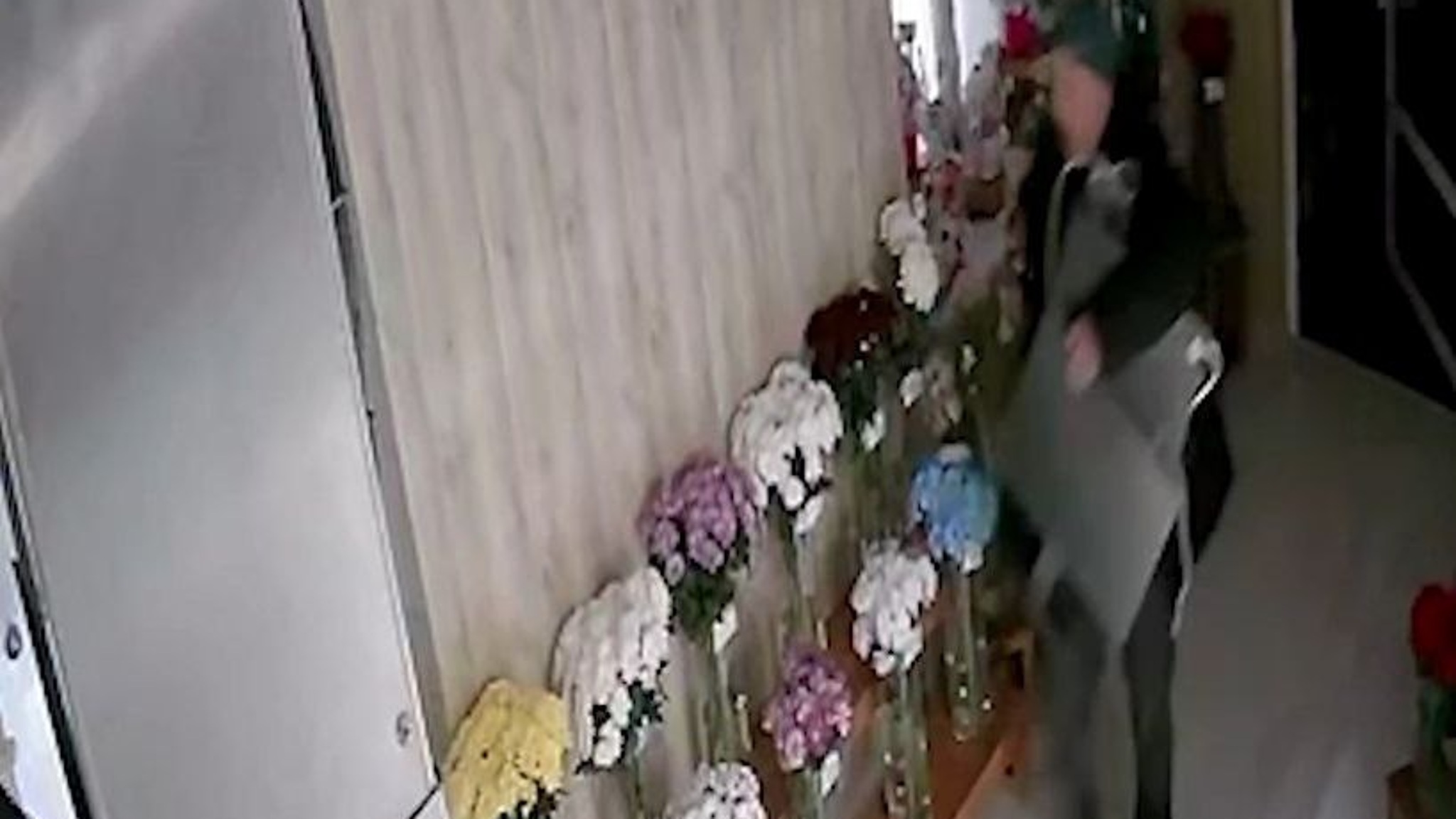 Волгоградские полицейские задержали выбивающего окна в павильонах вора