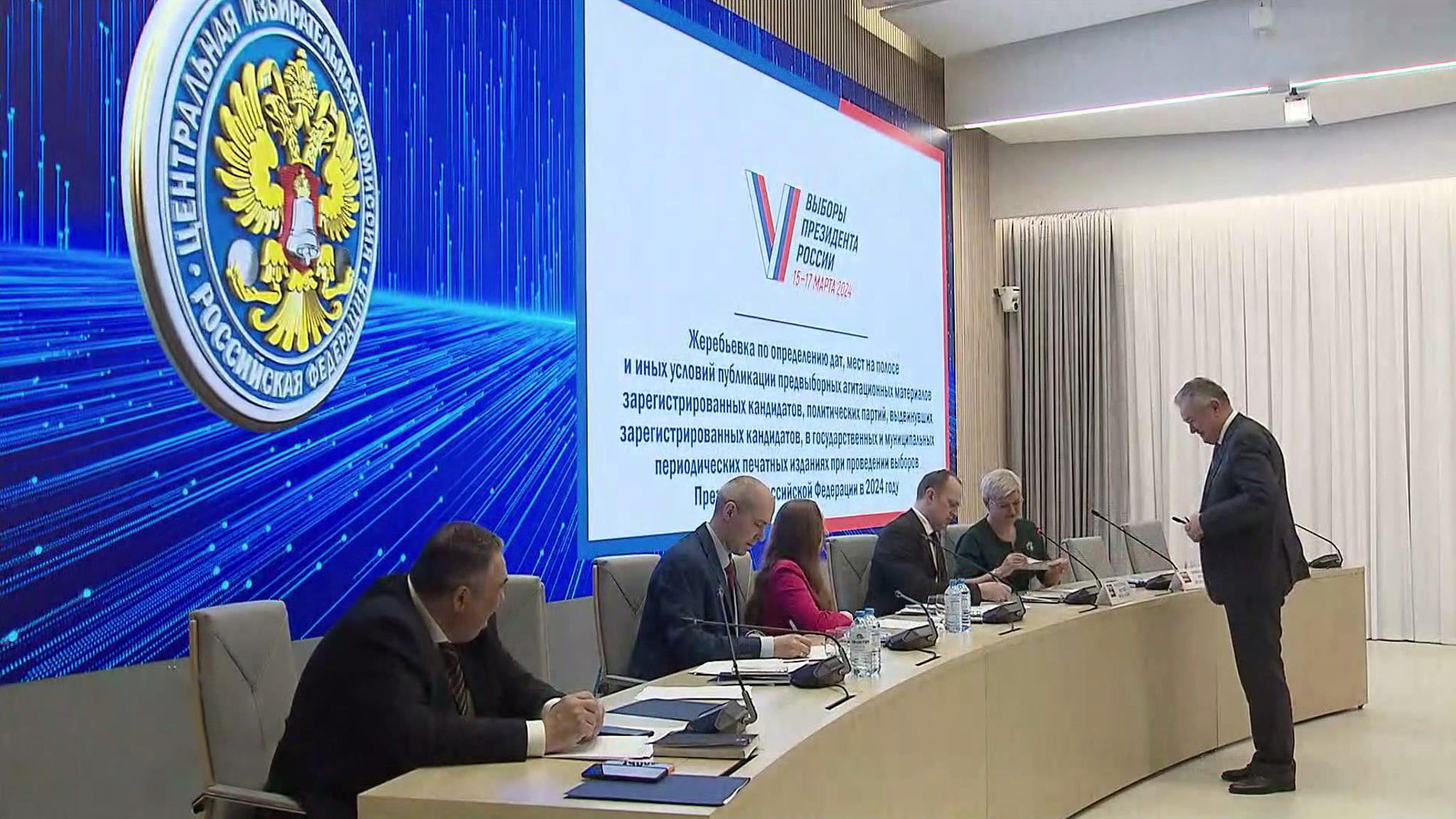 Кандитаты в президенты РФ общаются с избирателями в регионах