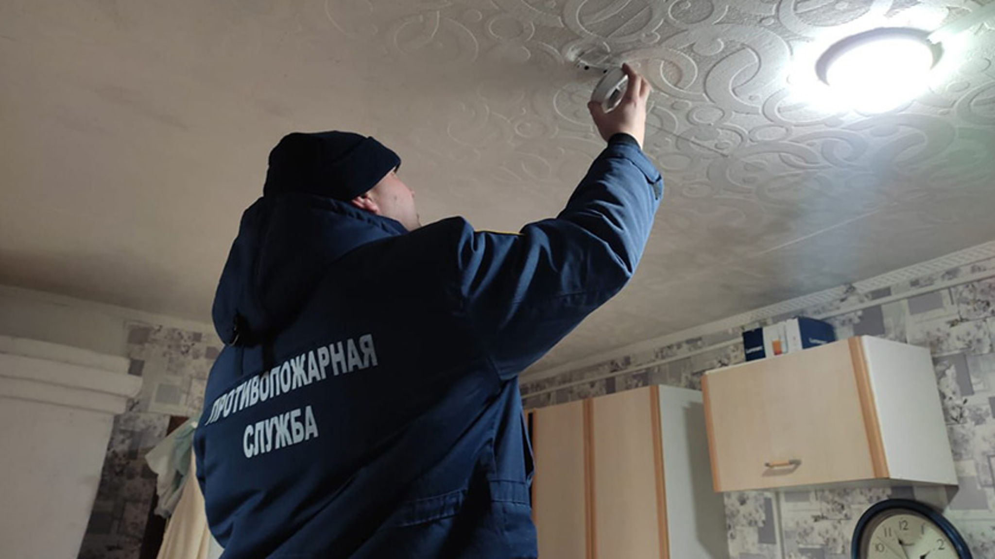 Специалисты проверяют исправность пожарных извещателей в домах амурчан