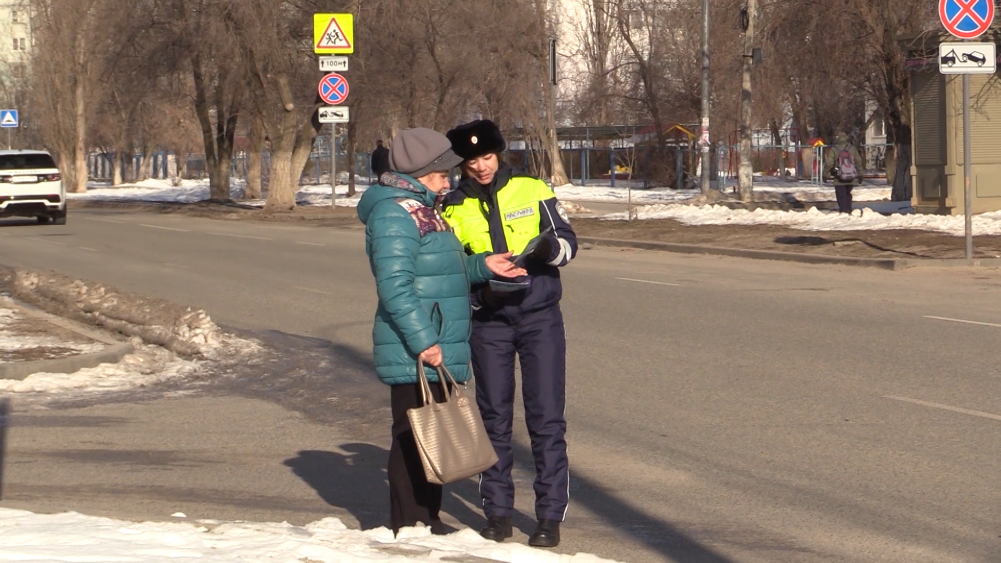 Полицейские напомнили пожилым волгоградцам о правилах перехода через дорогу