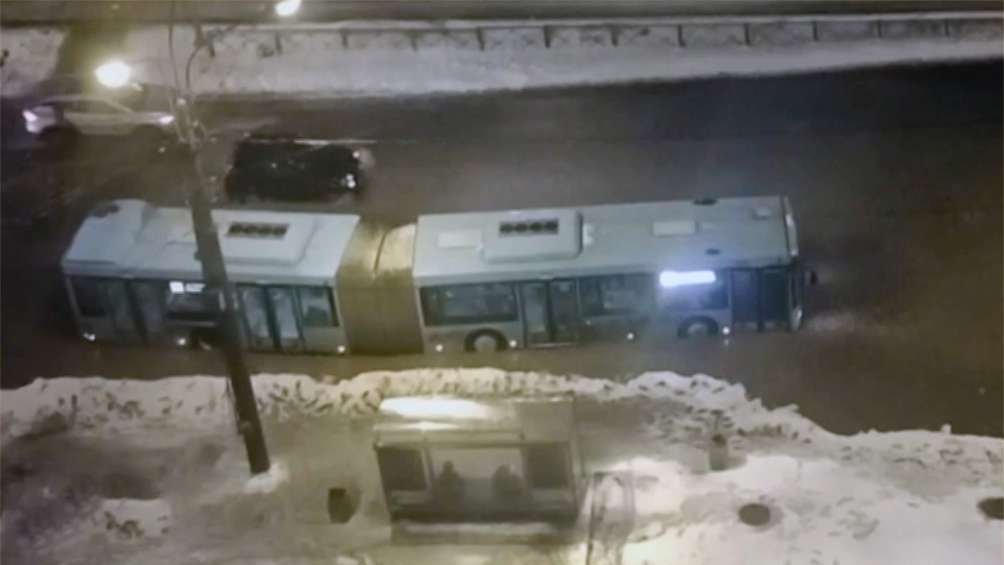 Санкт-Петербург утонул в потоках растаявшего снега
