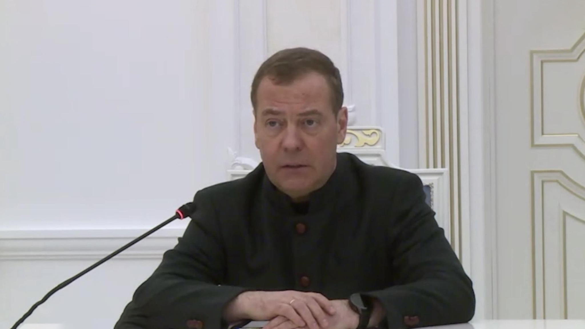 Медведев посетил Чечню и пообщался с военными