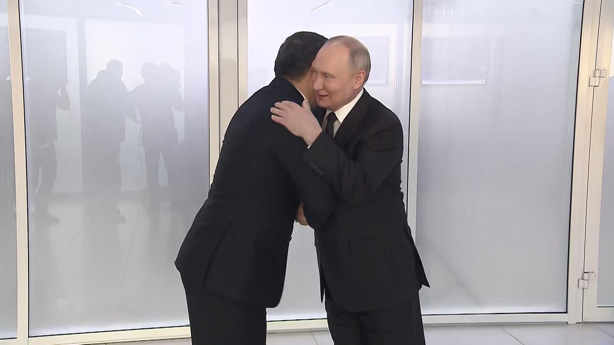 В Казани Путин осмотрел самолеты и встретился с коллегами из дружественных стран