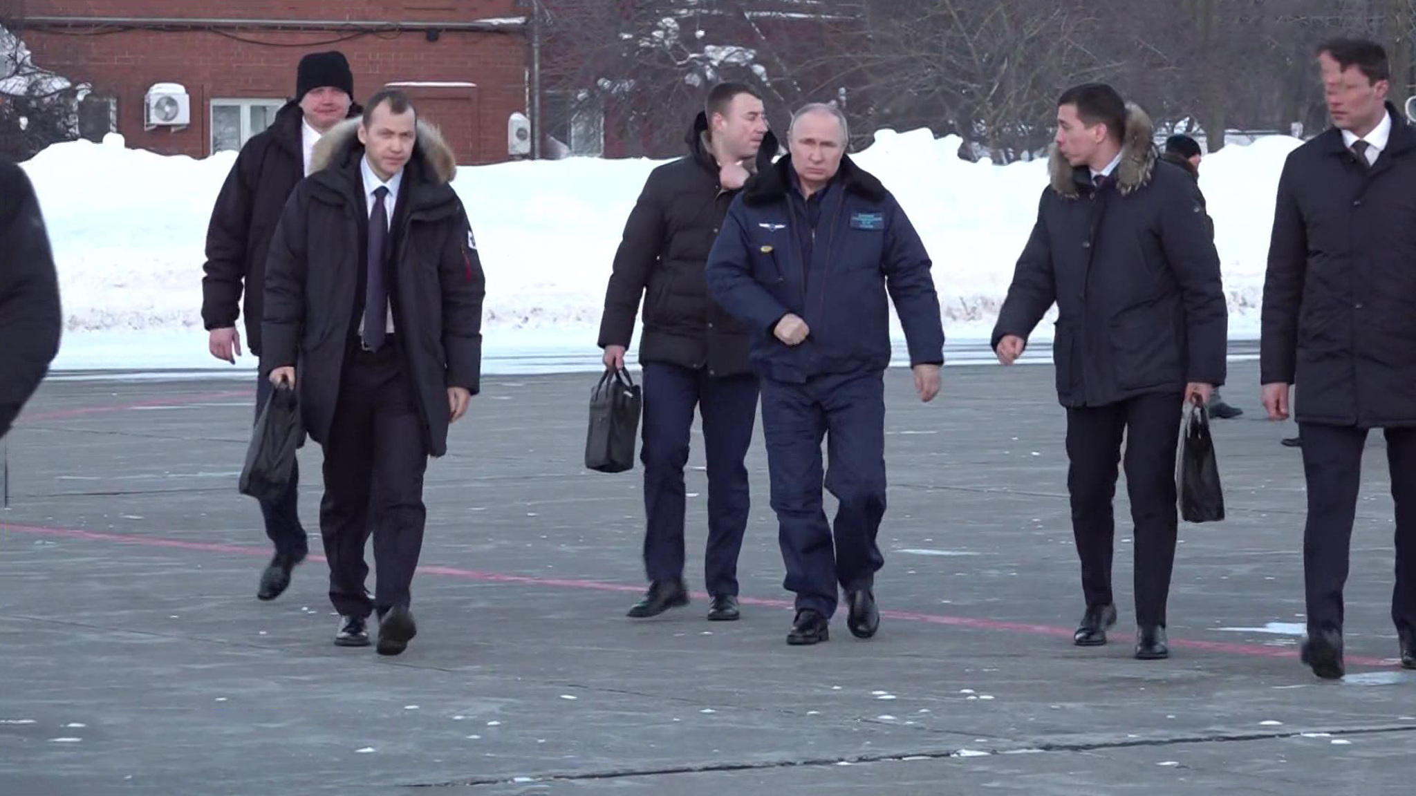 Насыщенный день Путина: из-за штурвала Ту-160М – за руль "КамАЗа"