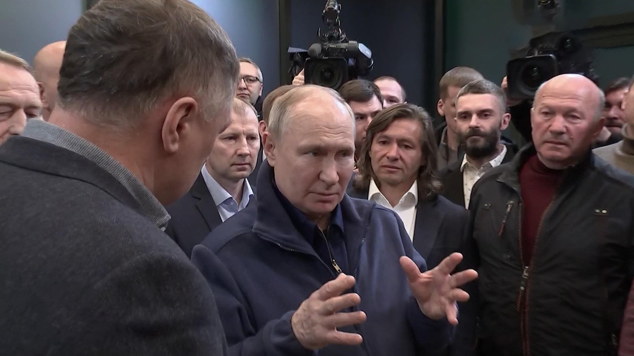 Путин пообщался с дальнобойщиками на М12