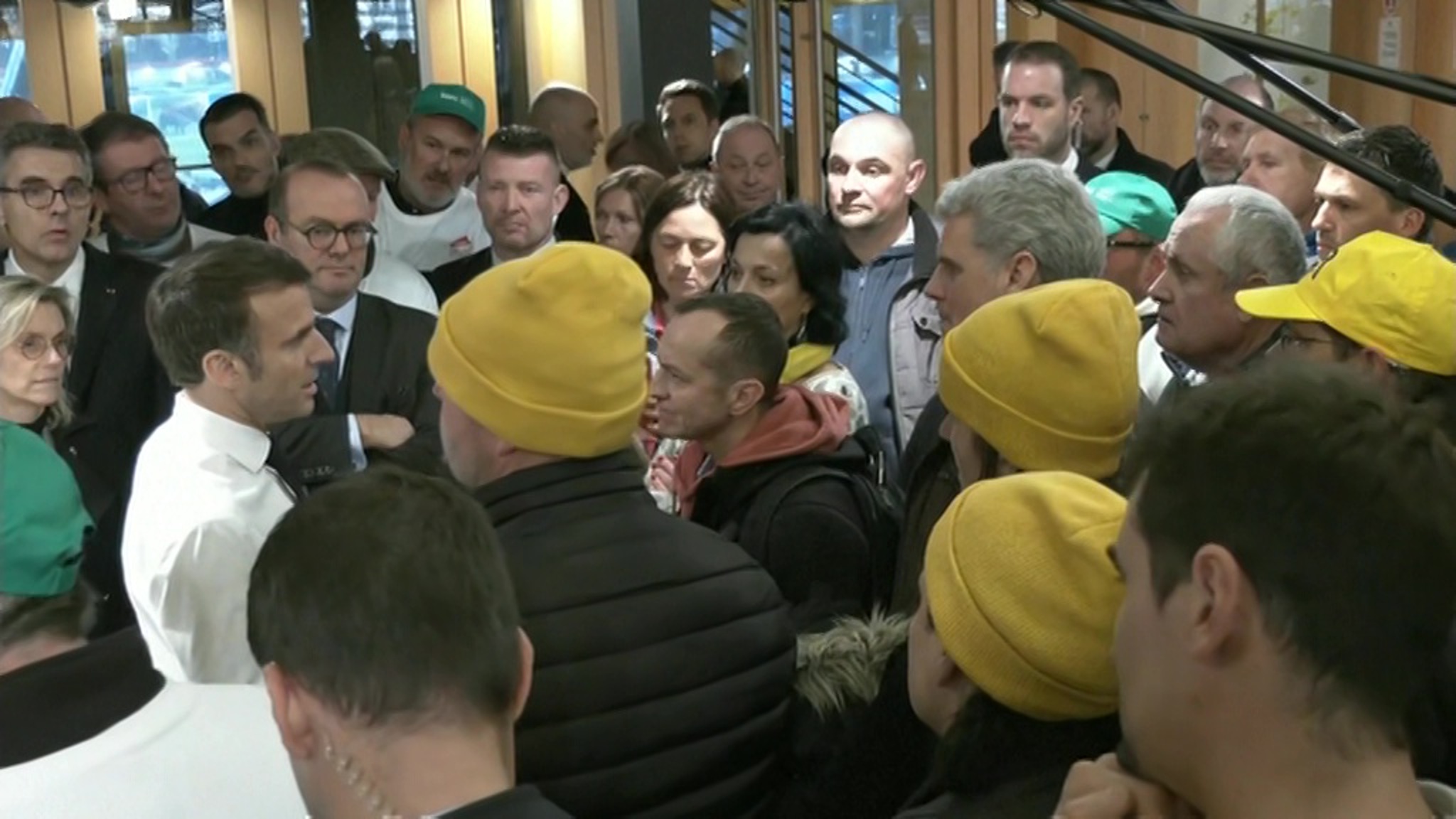 Против Макрона фермеры пустили в ход яйца