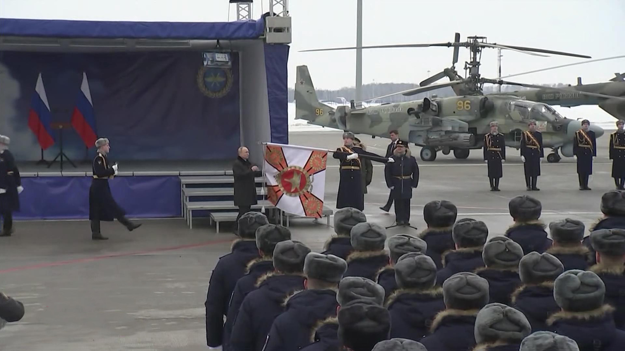 Путин и Шойгу в День защитника Отечества наградили отличившихся военных