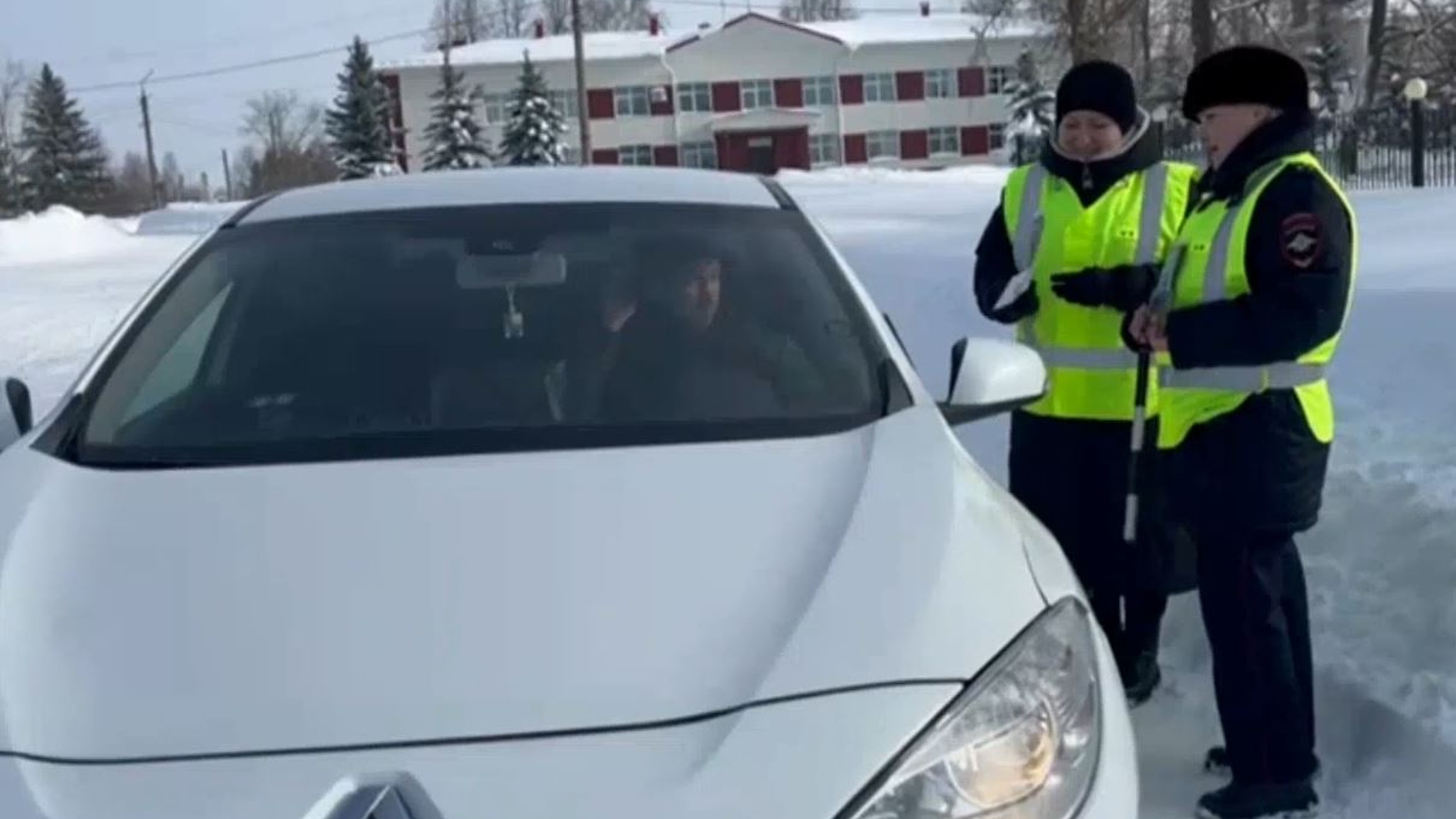 Женский патруль поздравил мужчин-водителей на дорогах Марий Эл с 23 Февраля